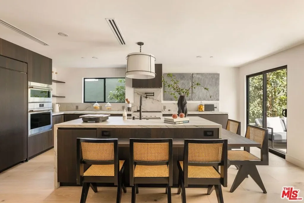 922 N West Knoll Drive, Los Angeles, California, United States. - Photo 6