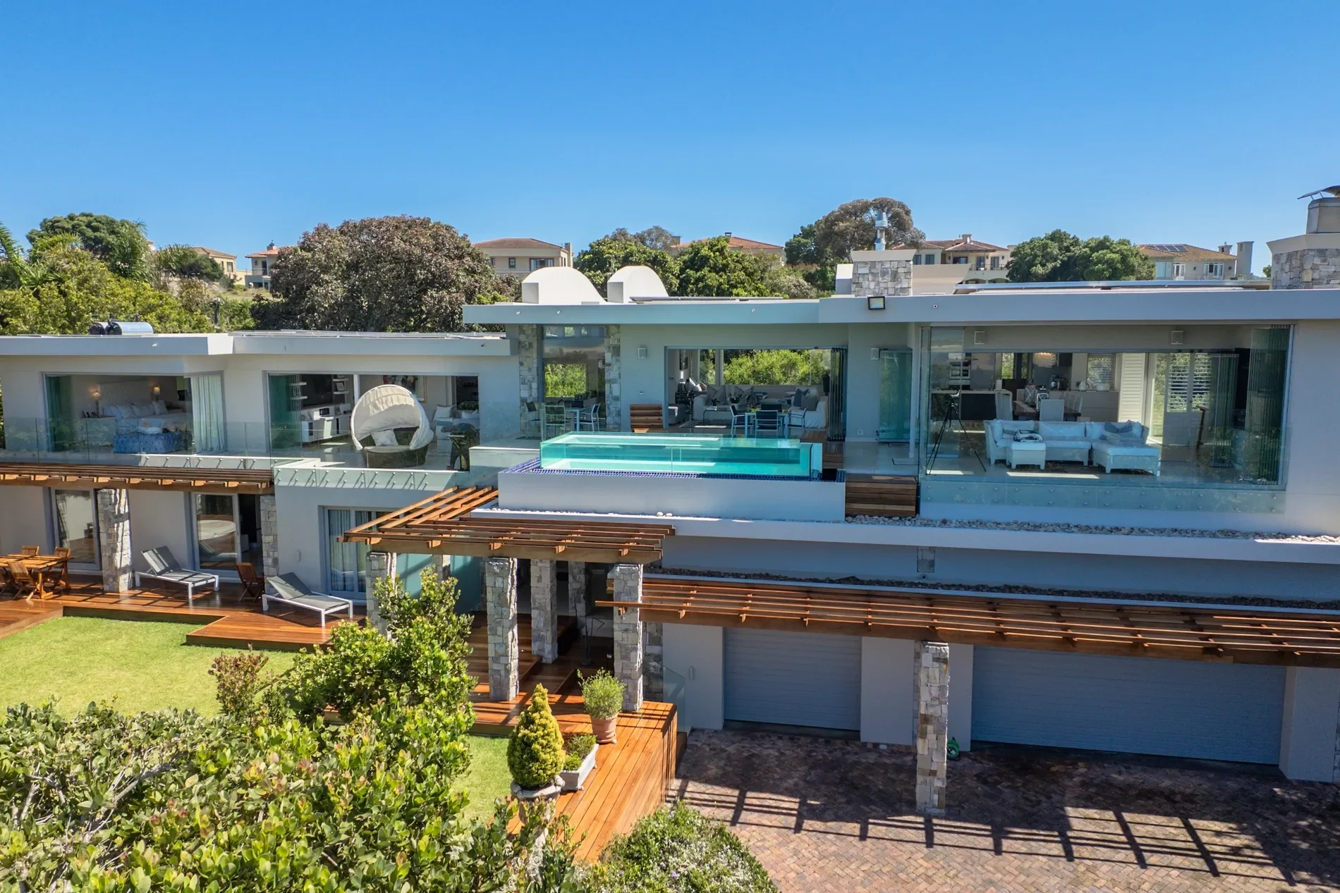 Exterior photo 4