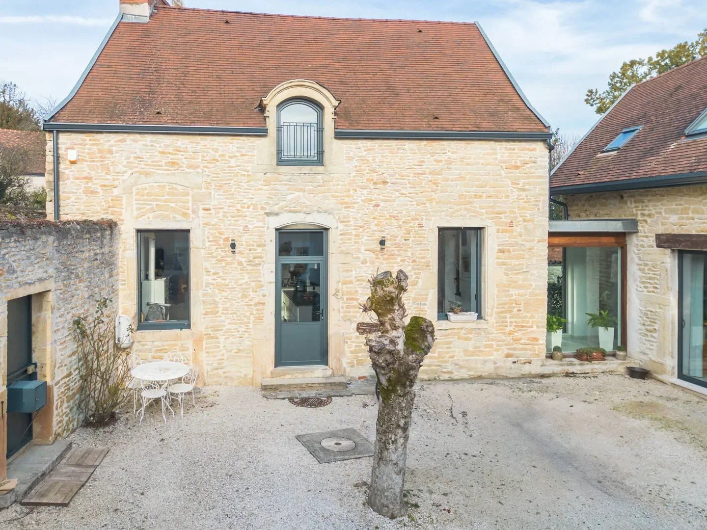 Exterior photo 1