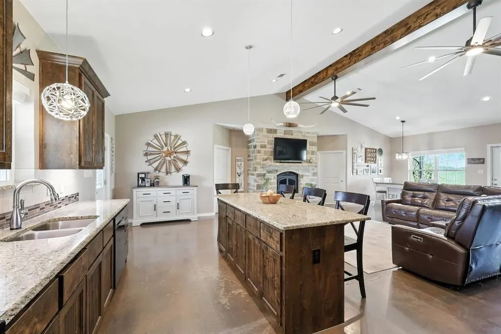 1106 Private Road 425, Savoy, Texas, United States. - Photo 14