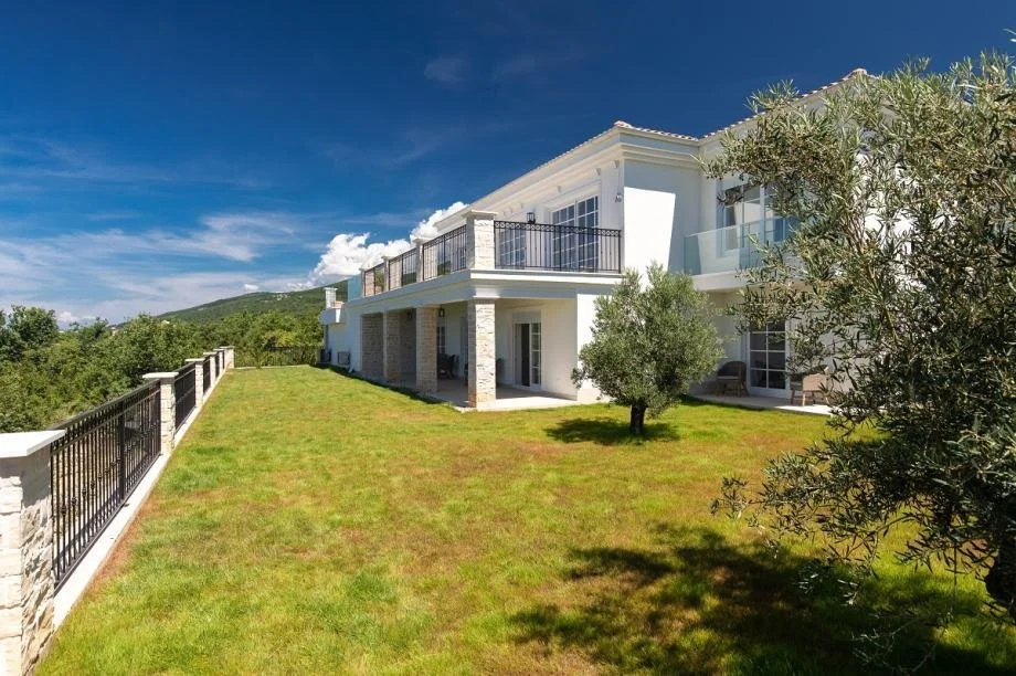 Exterior photo 12
