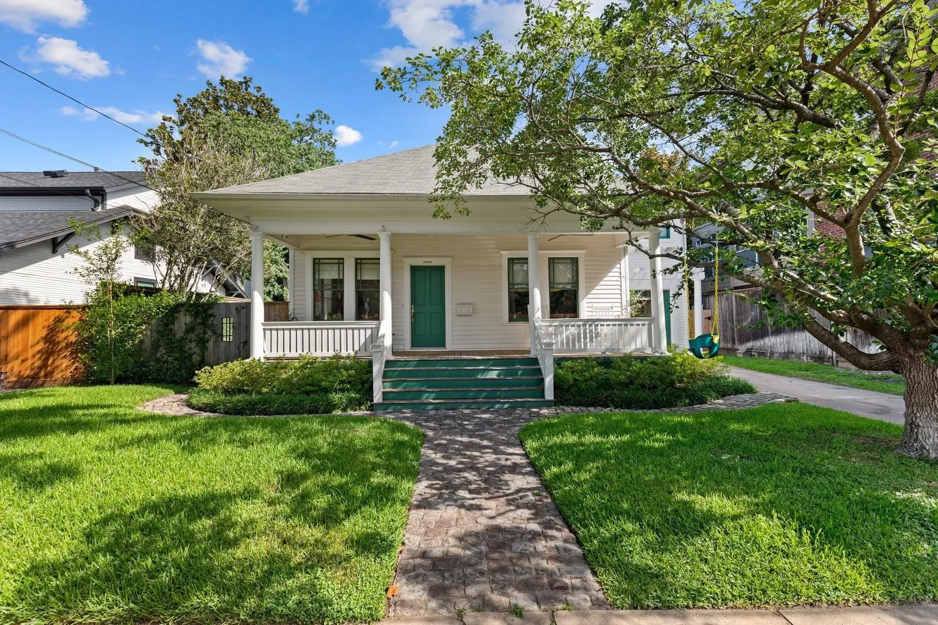 Exterior photo 1