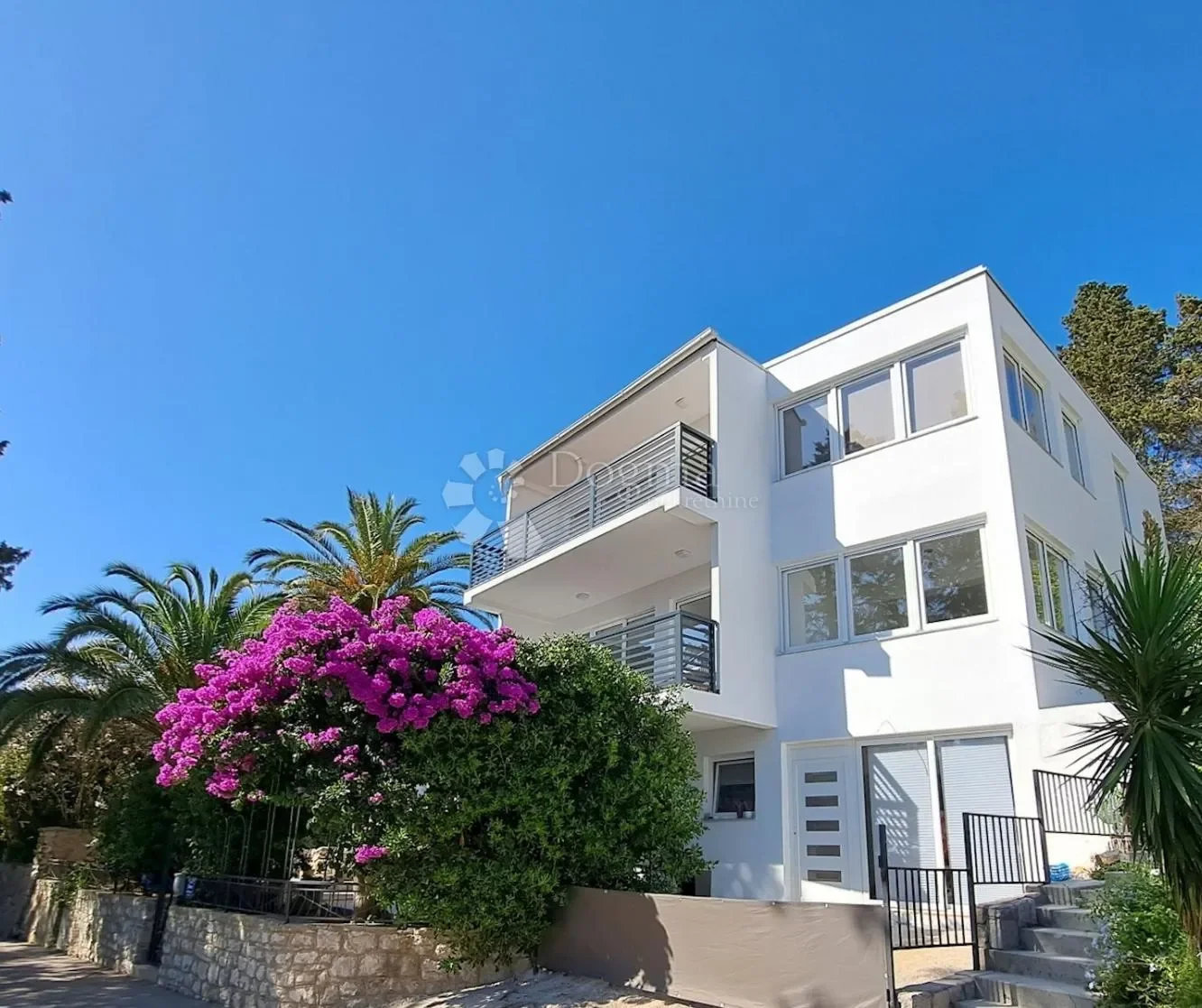 Exterior photo 6
