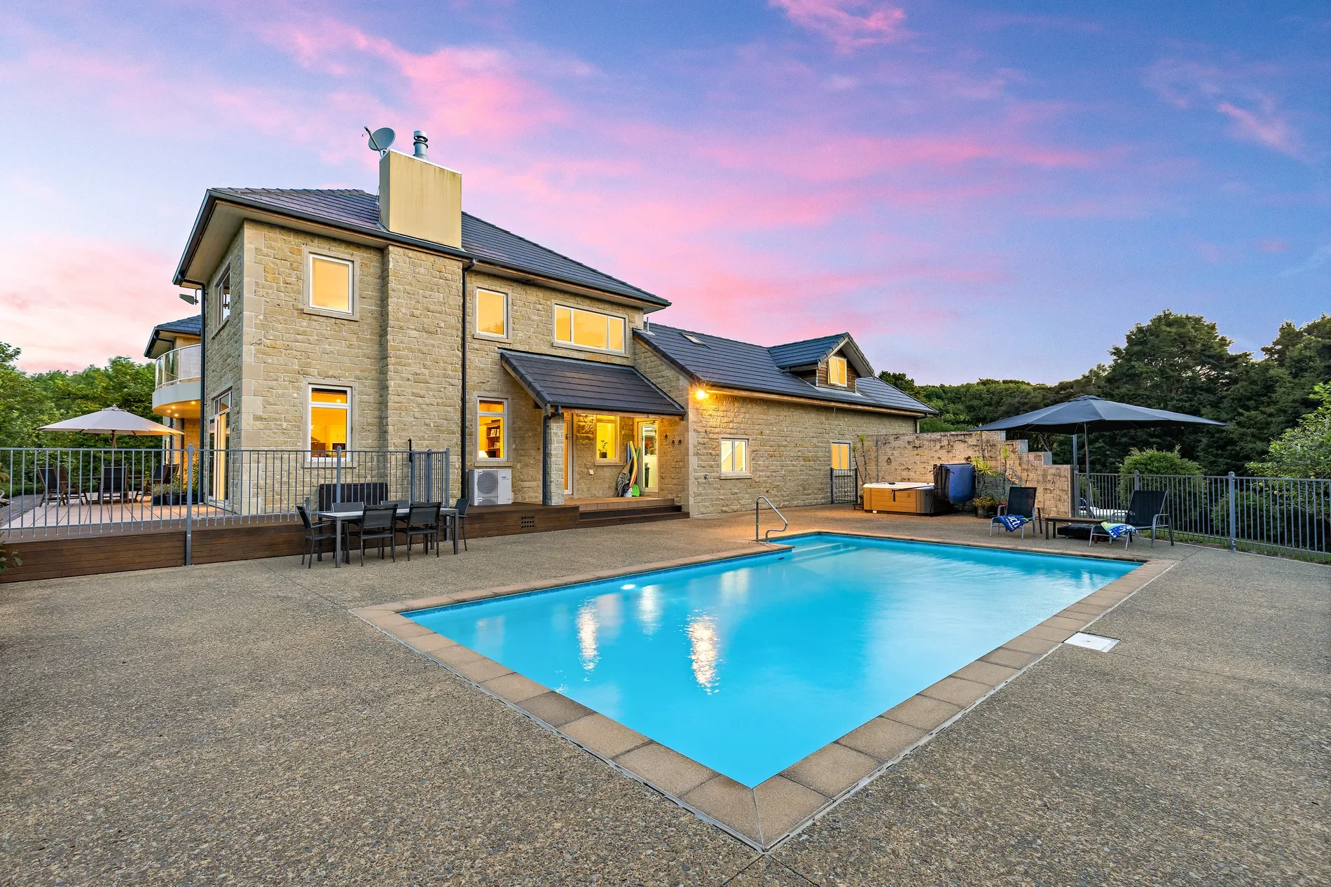 Exterior photo 4