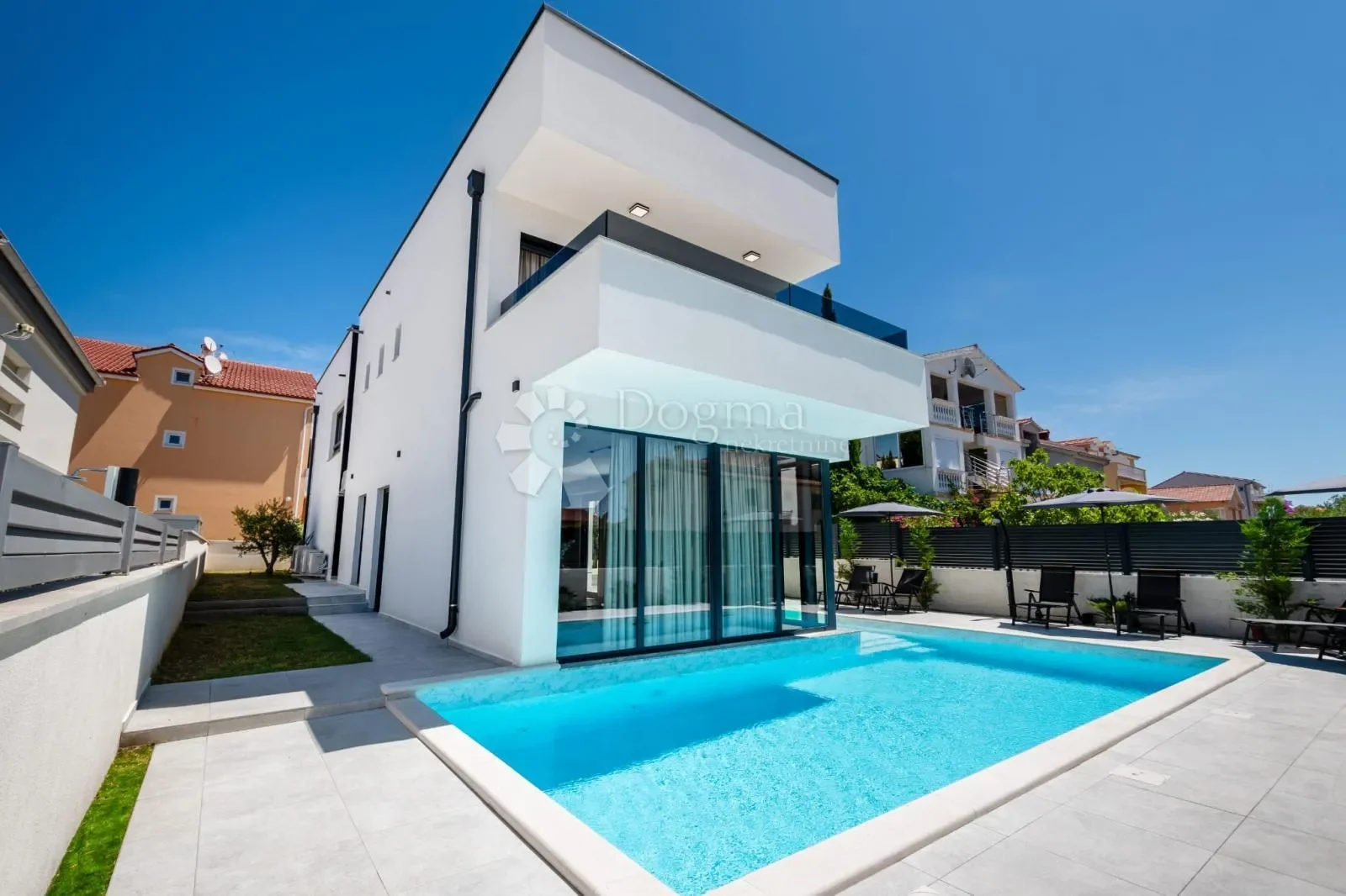 Exterior photo 9