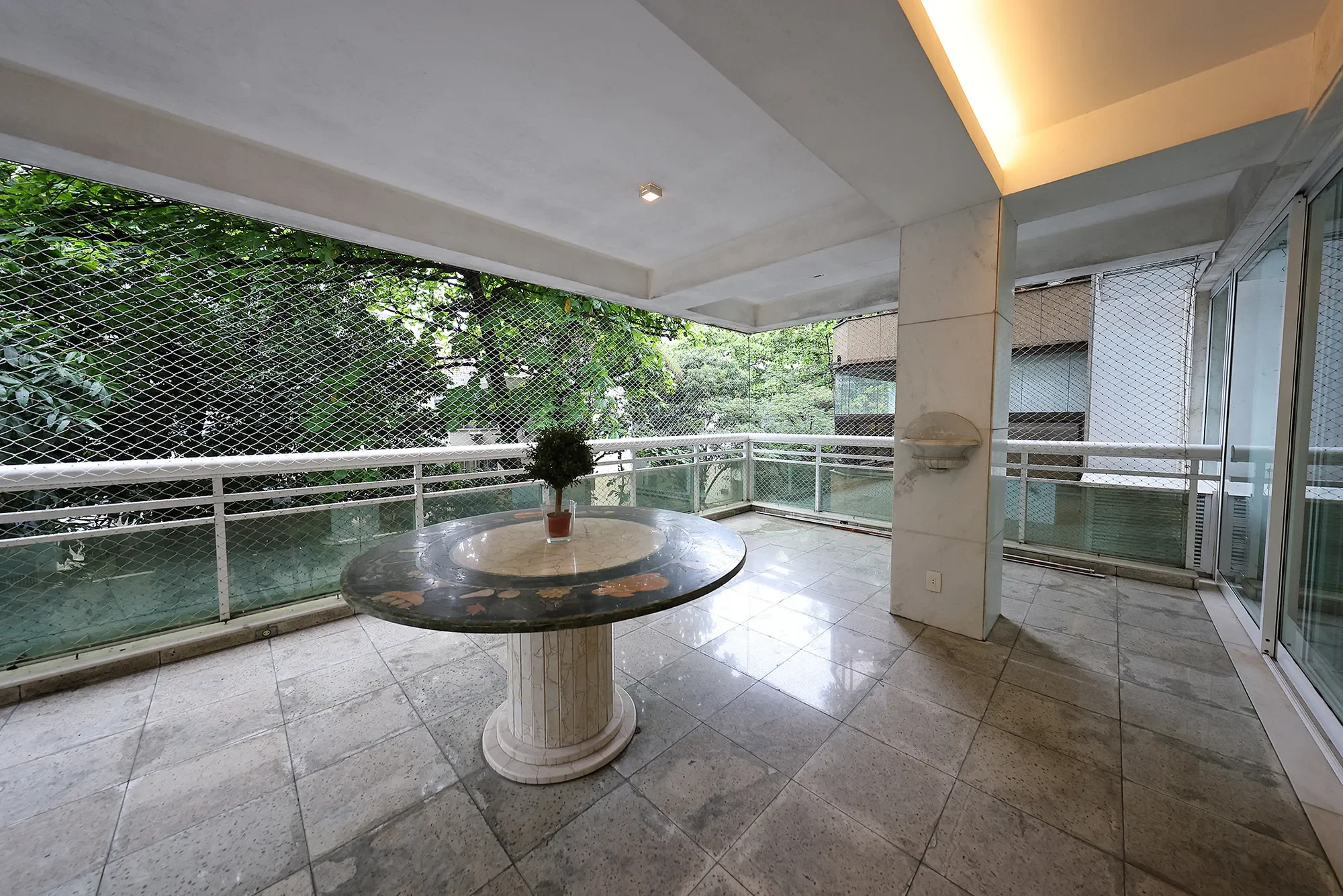 Exterior photo 4