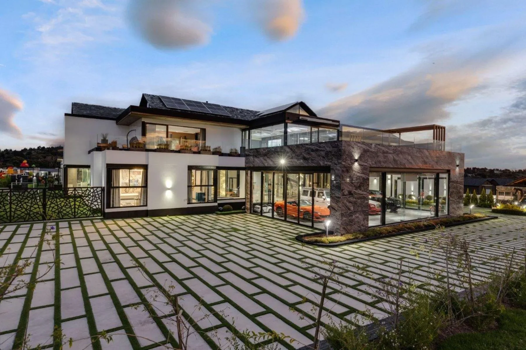 Exterior photo 2