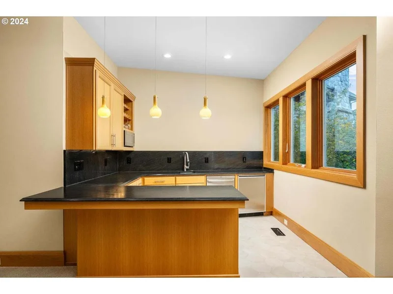 3534 SW Gale Ave, Portland, OR 97239, Portland, Oregon, United States. - Photo 36