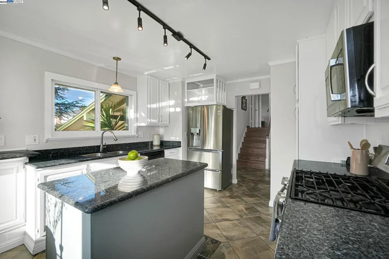 27956 Edgecliff Way, Hayward, California, United States. - Photo 41