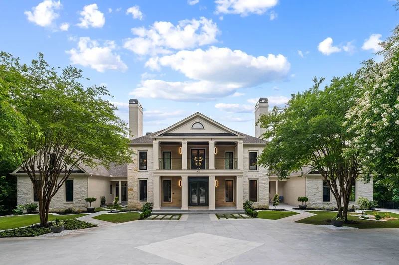 Spectacular Modern Estate On Over 2.5 Acres Offers Privacy And Sophistication
