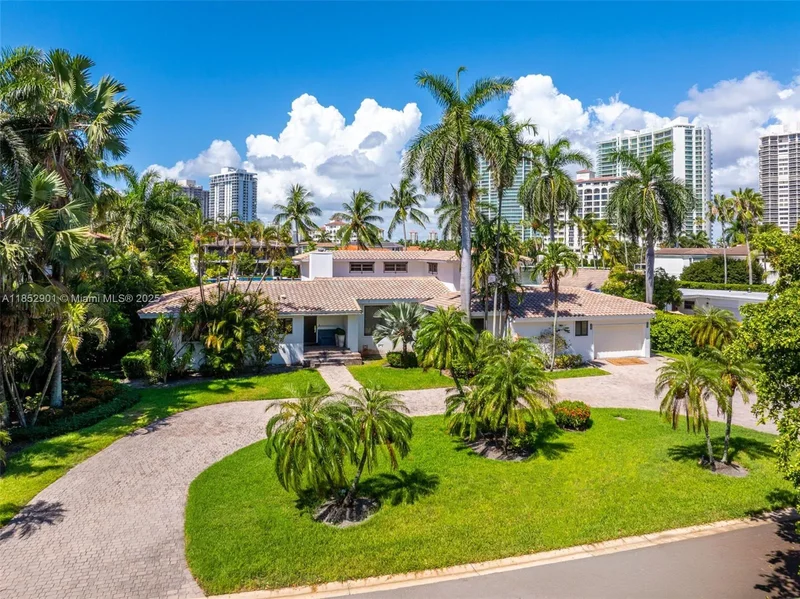 268 S Parkway, Golden Beach, Florida, United States. - Photo 27
