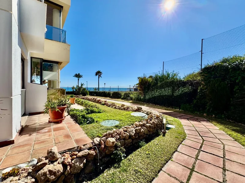 Frontline beach apartment 5min walk to Duquesa Port, Manilva