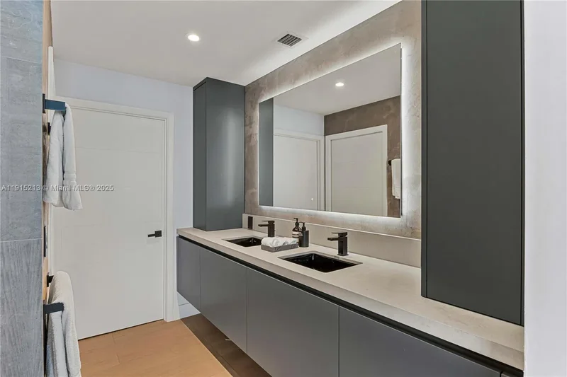 2020 N Bayshore Dr 2401, Miami, Florida, United States. - Photo 18