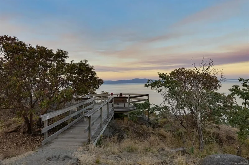 2807 Arbutus Rd, Saanich, British Columbia, Canada. - Photo 17
