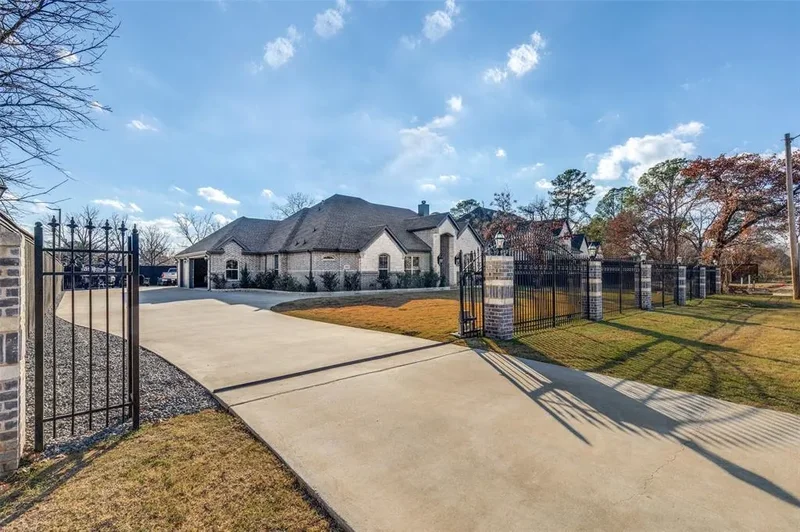 Single Family Residence in Arlington