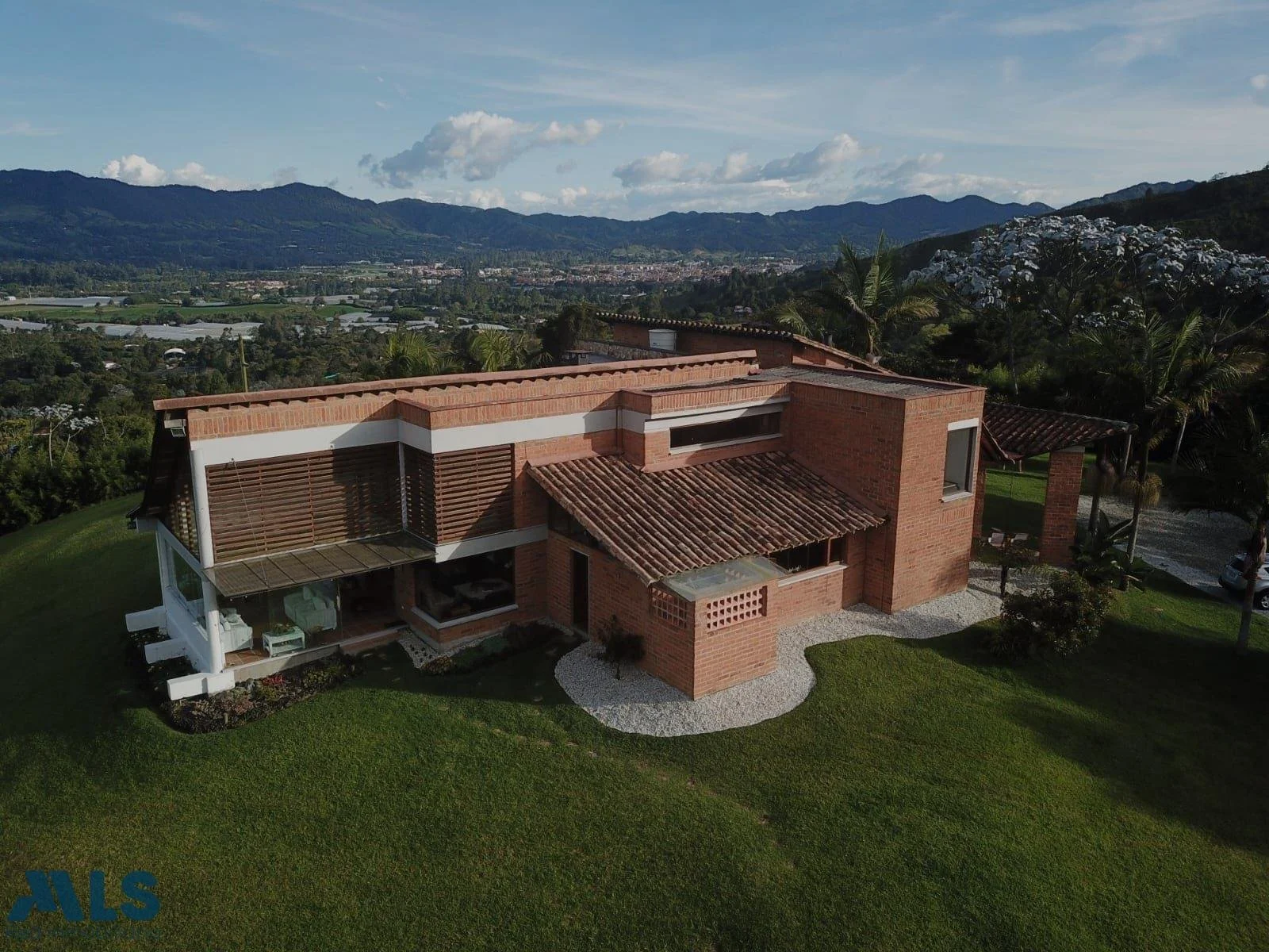 Exterior photo 2