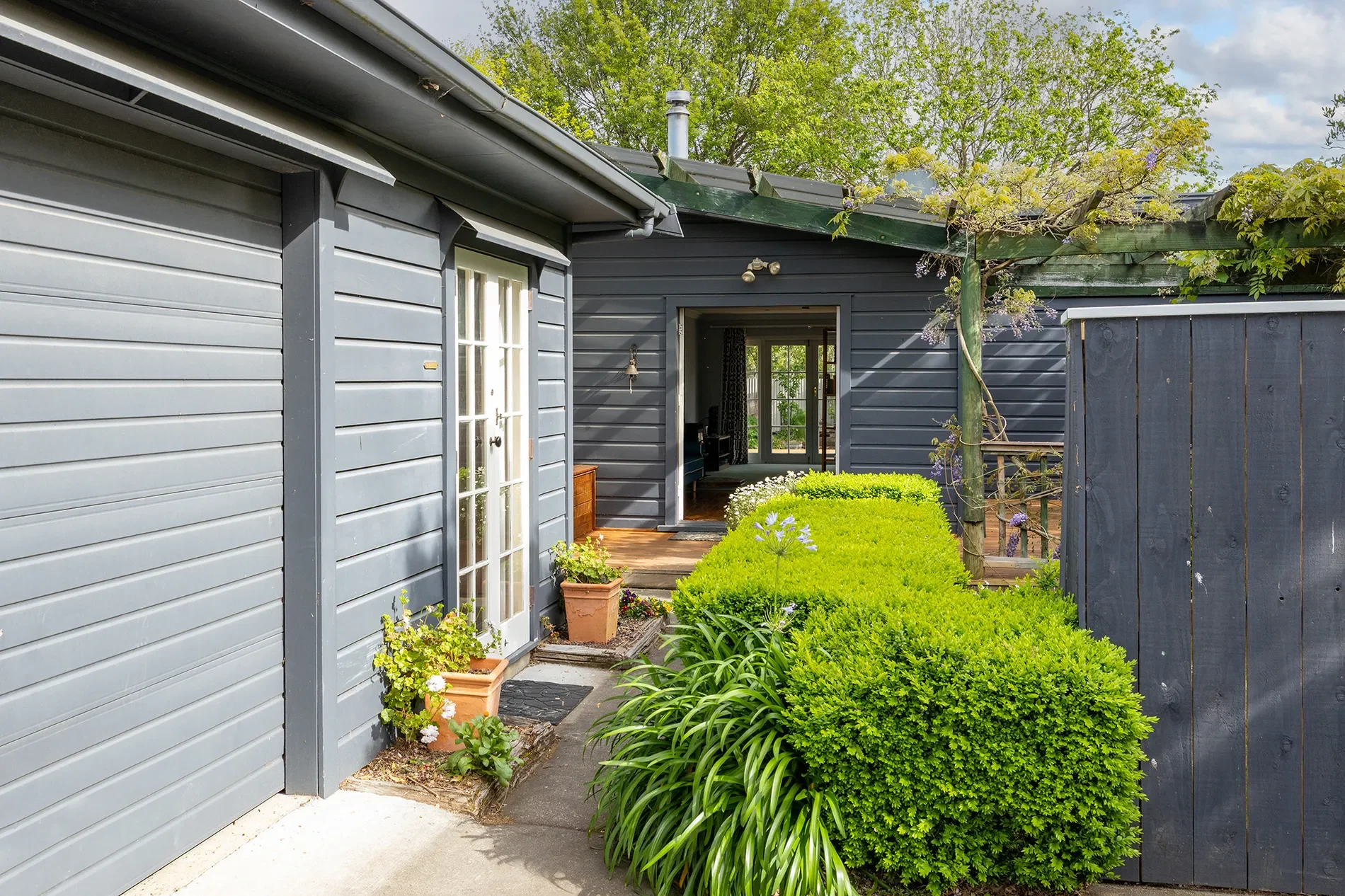 Exterior photo 3