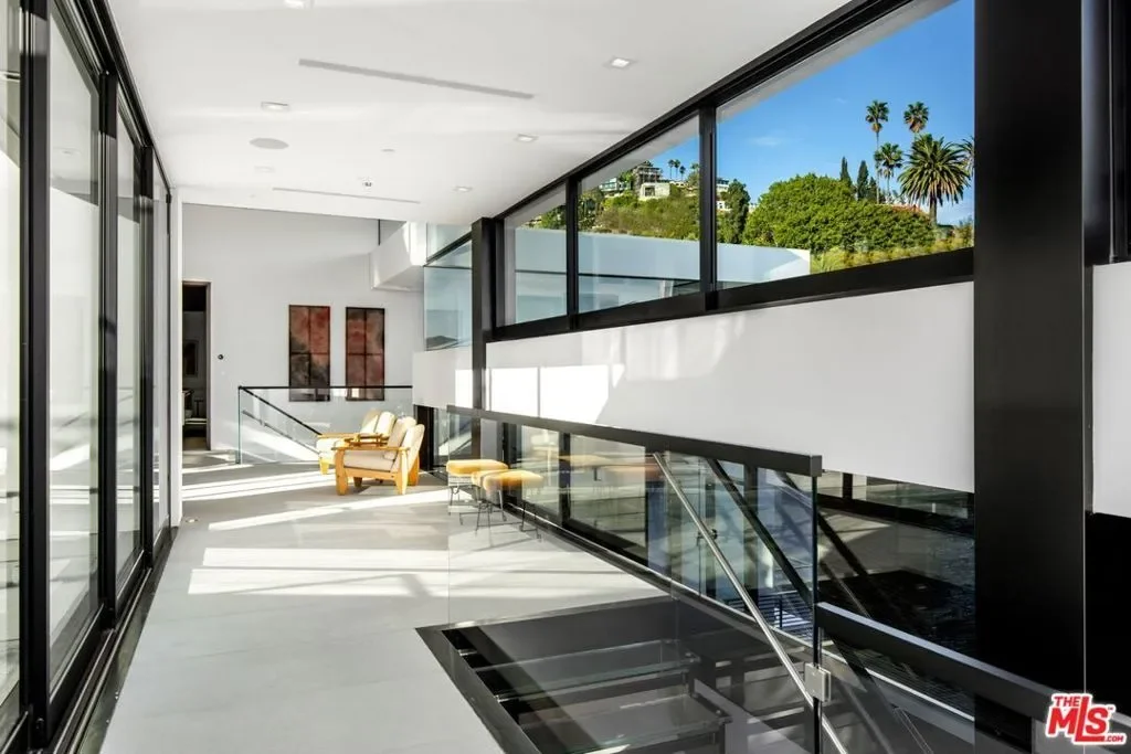 1317 Londonderry Place, Los Angeles, California, United States. - Photo 3
