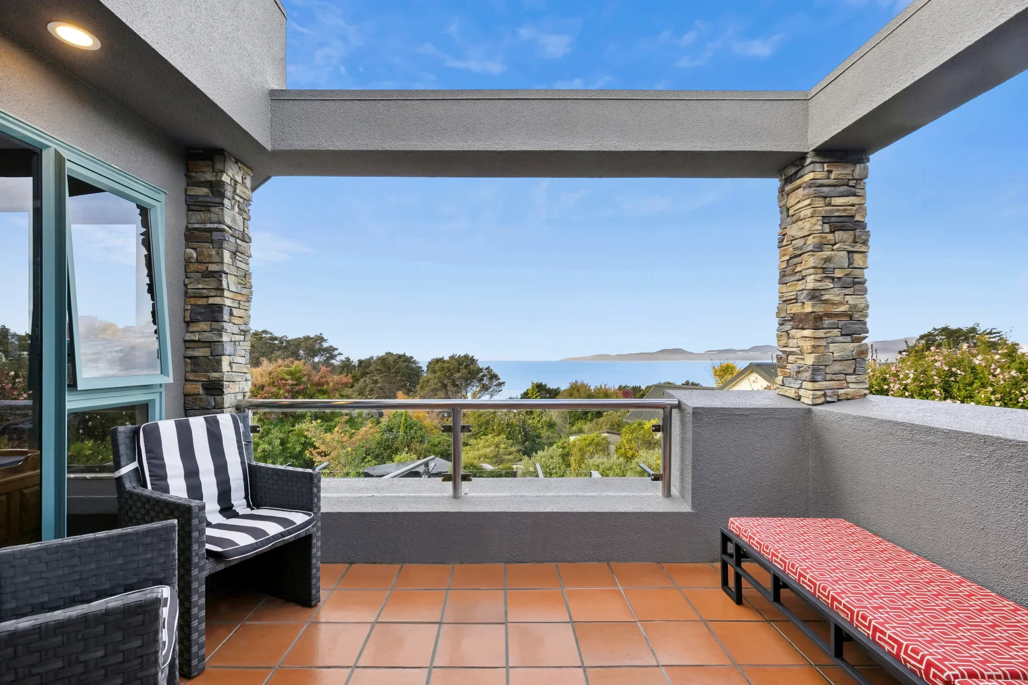 Exterior photo 6