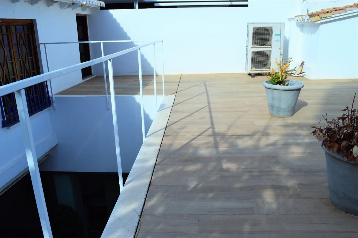 Exterior photo 6