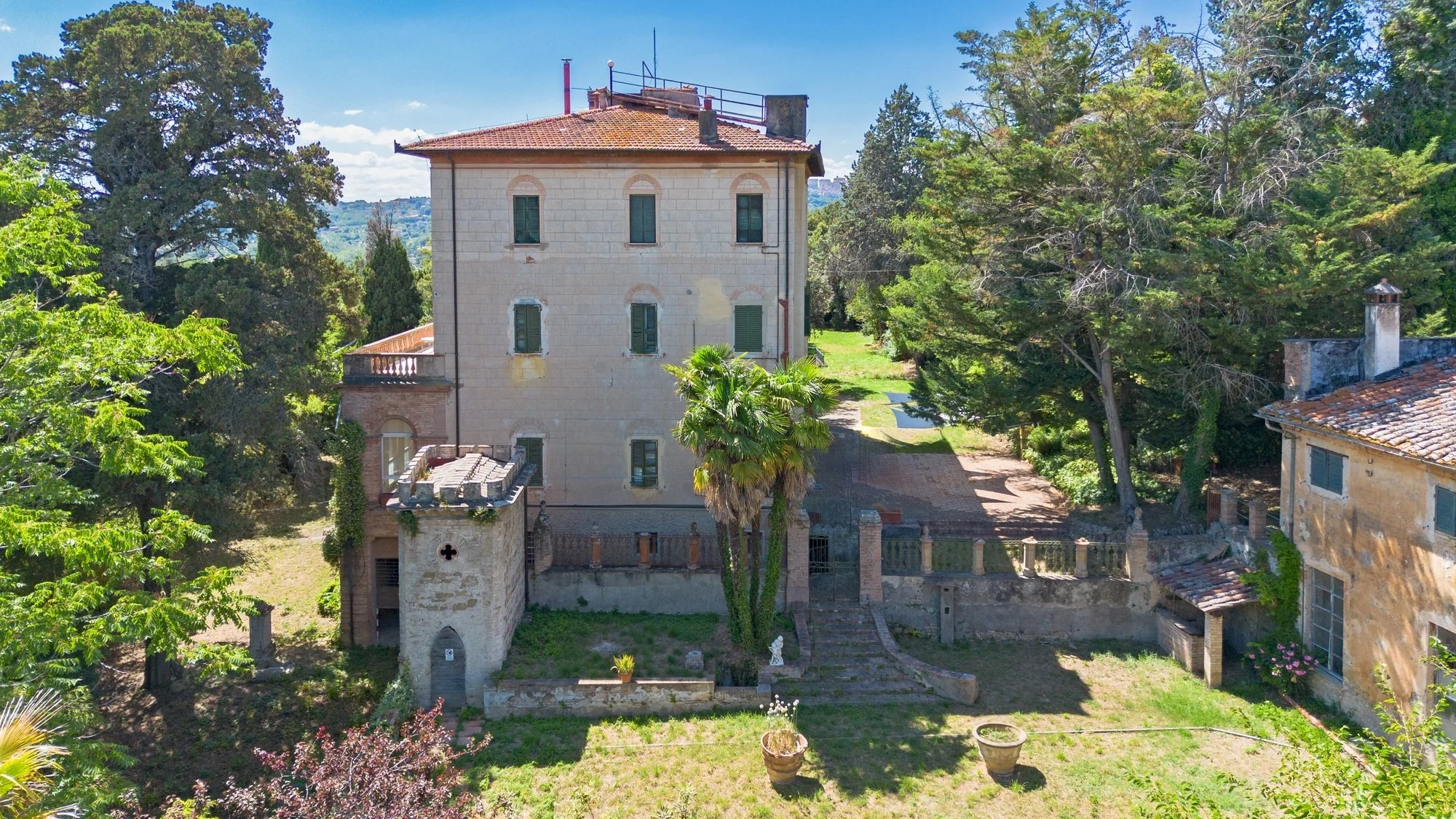 Exterior photo 2