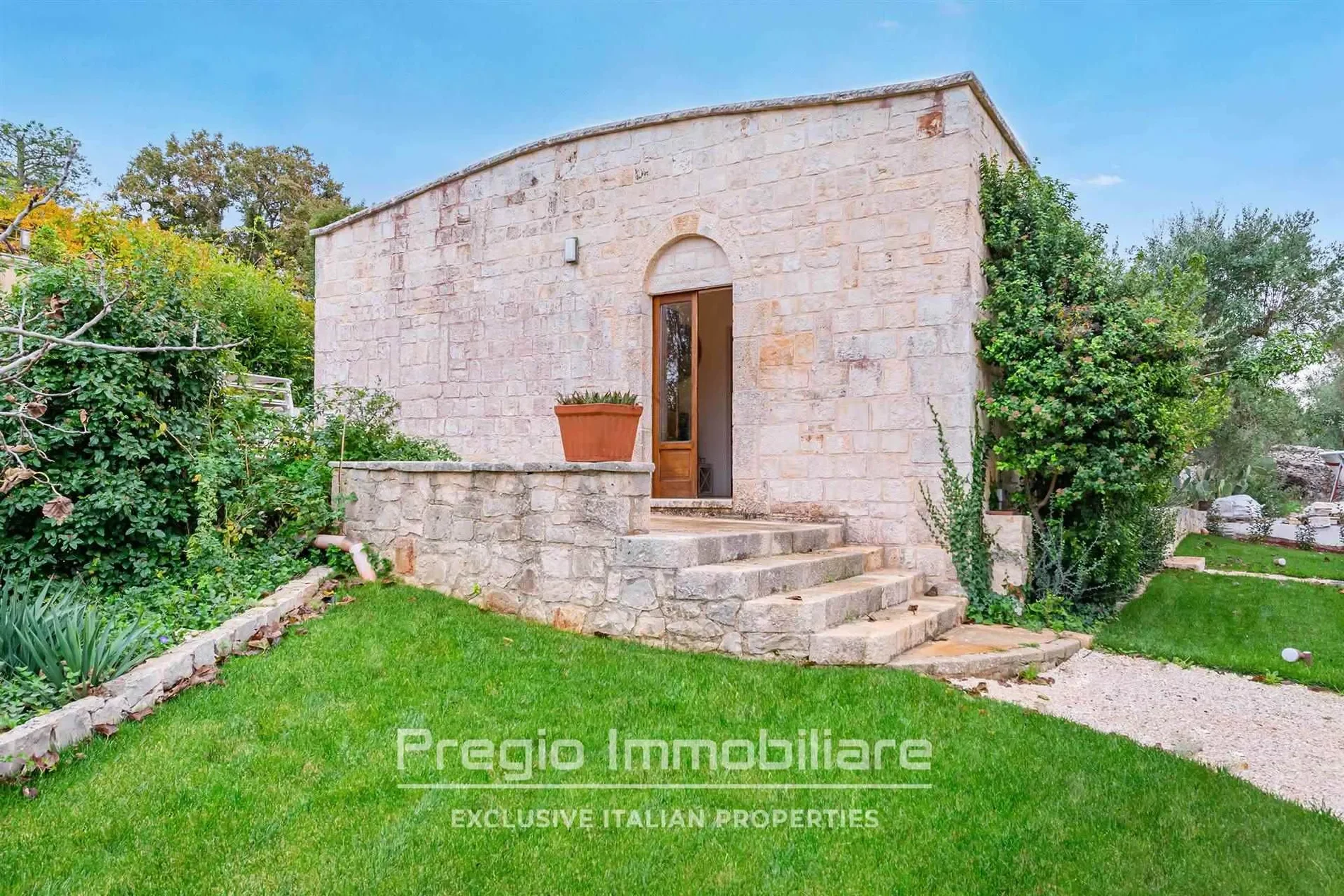 Exterior photo 9