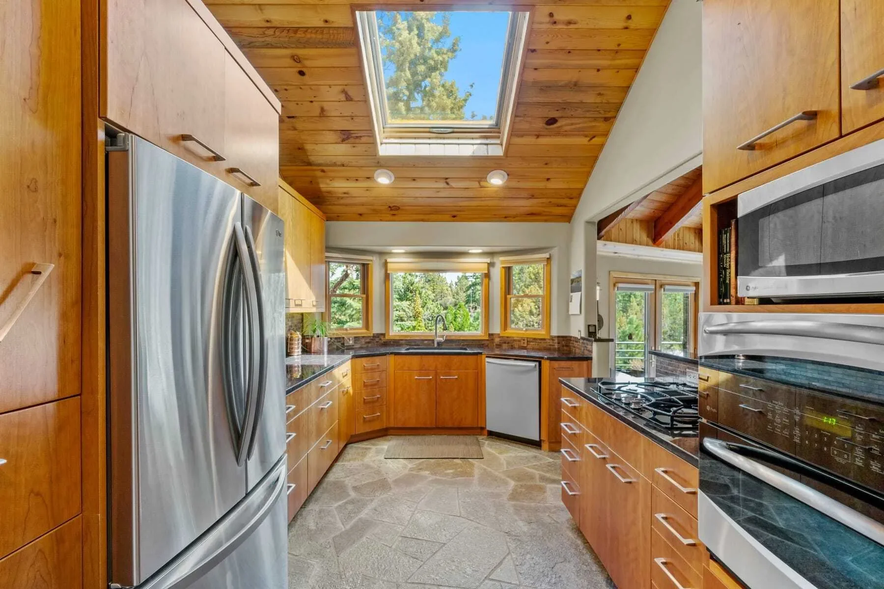 683 NW Silver Buckle Road , Bend, OR 97703, Bend, Oregon, United States. - Photo 8