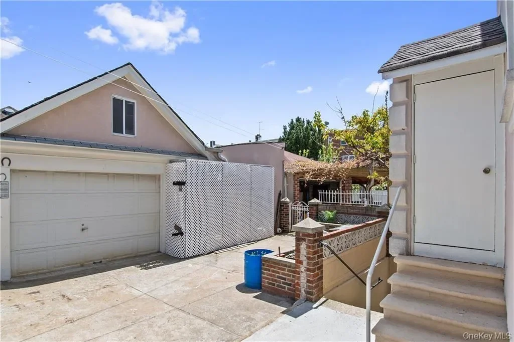 Exterior photo 4