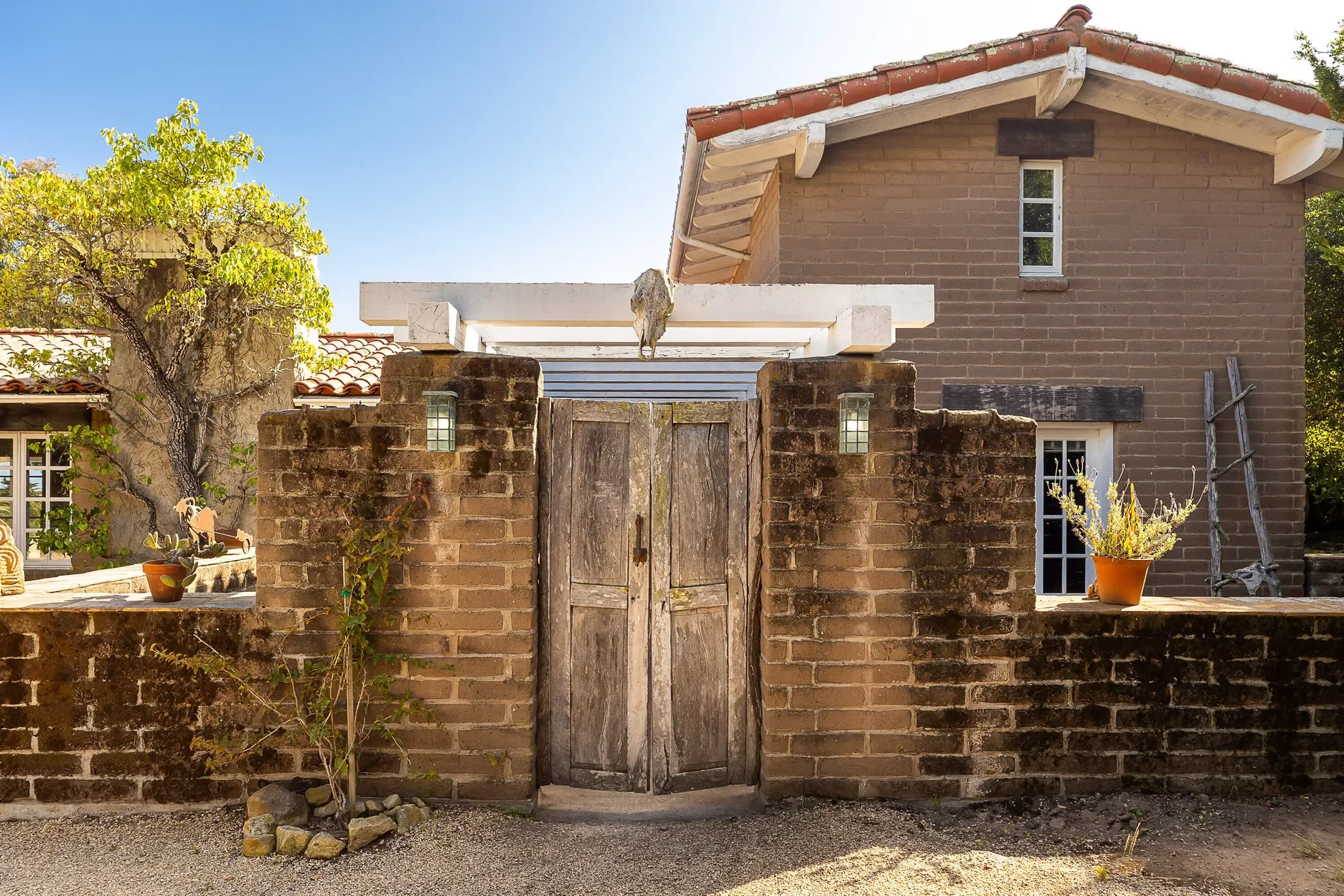 Exterior photo 4