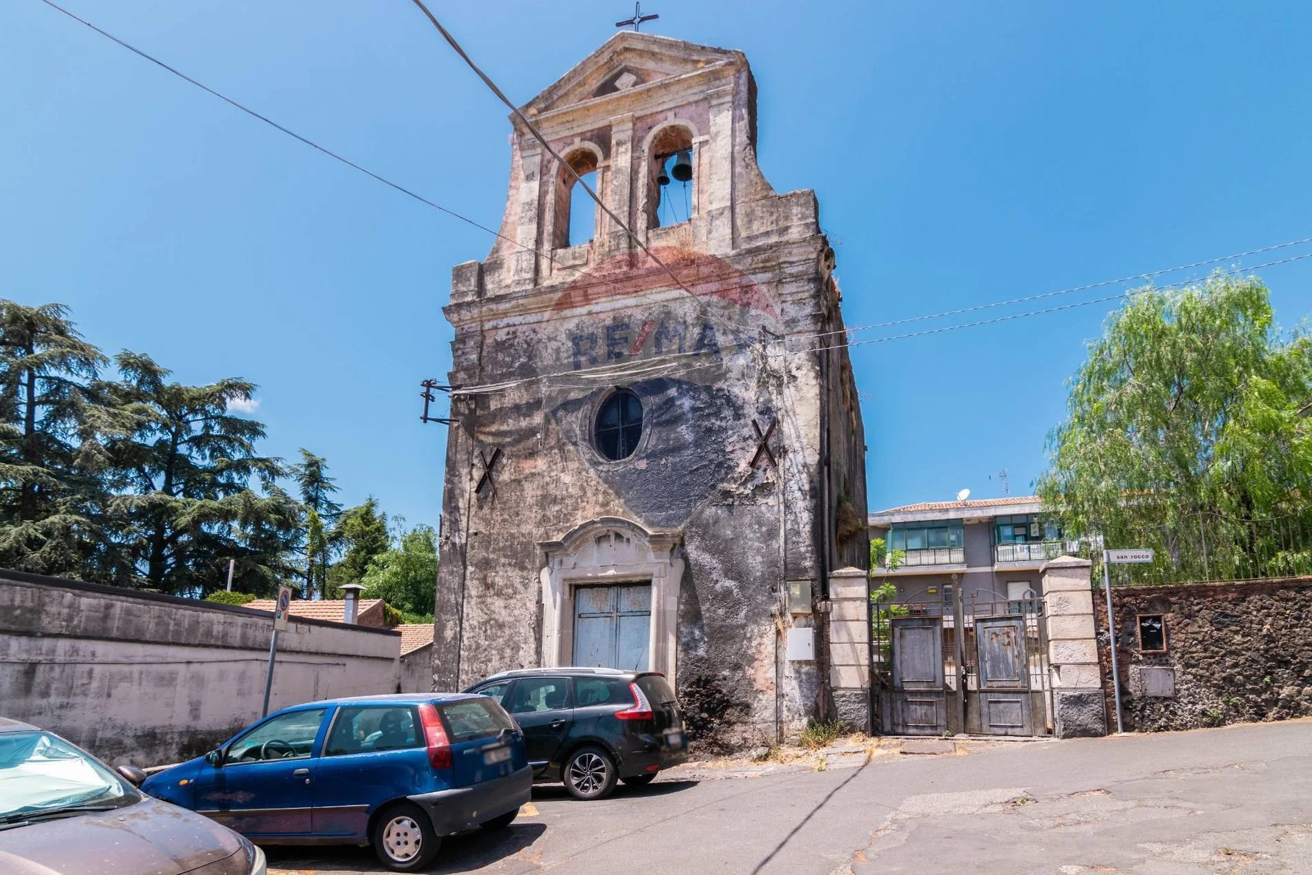 Exterior photo 9