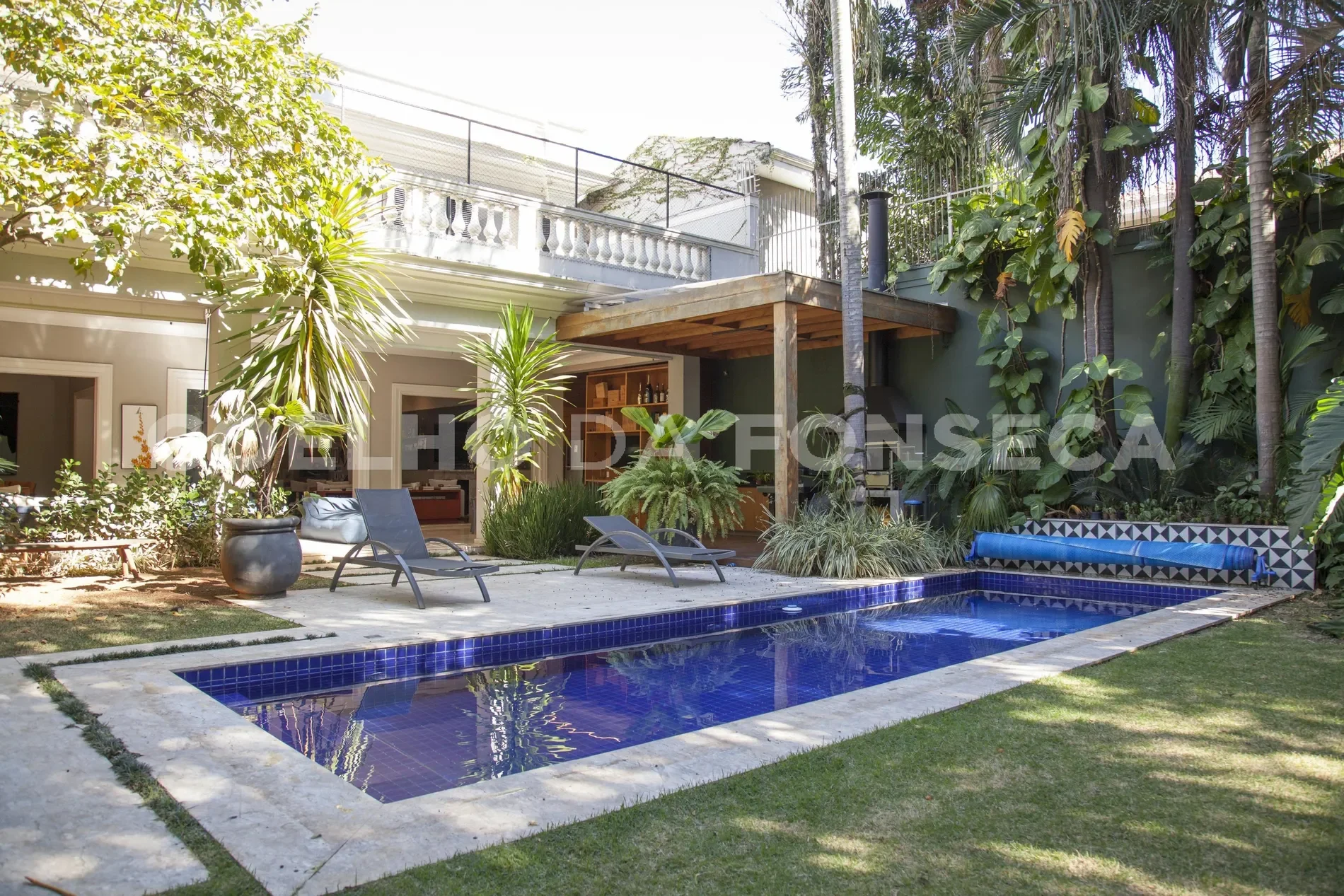 Exterior photo 1
