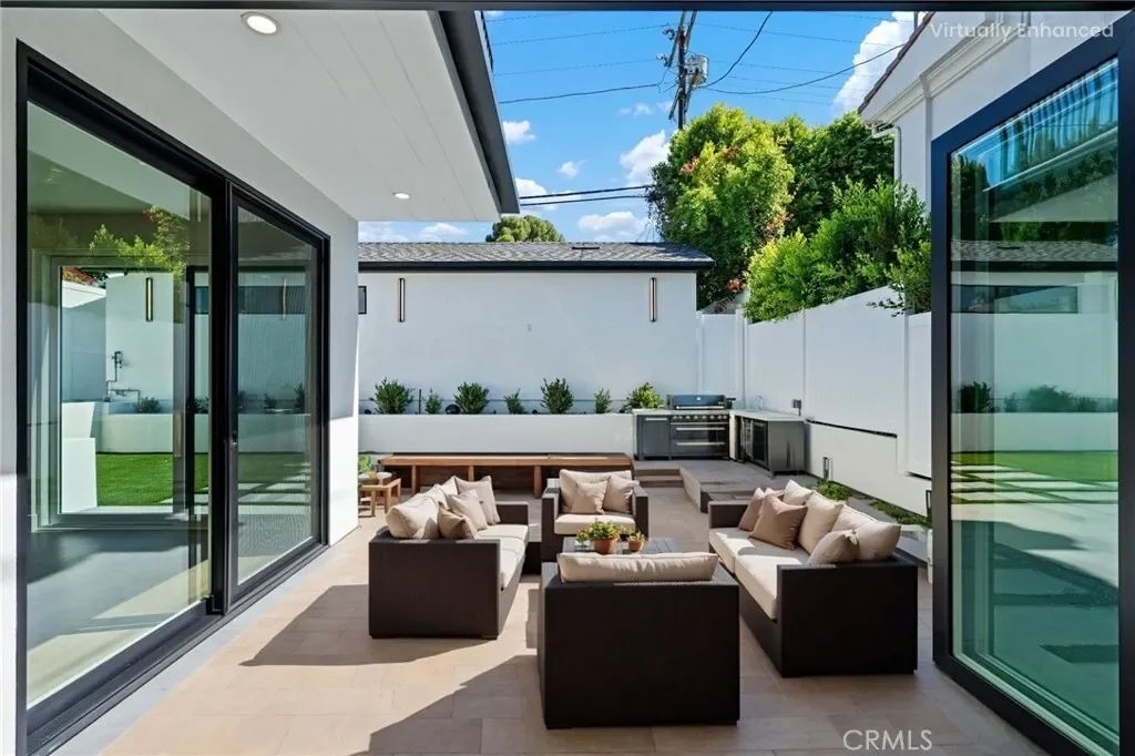 Exterior photo 3