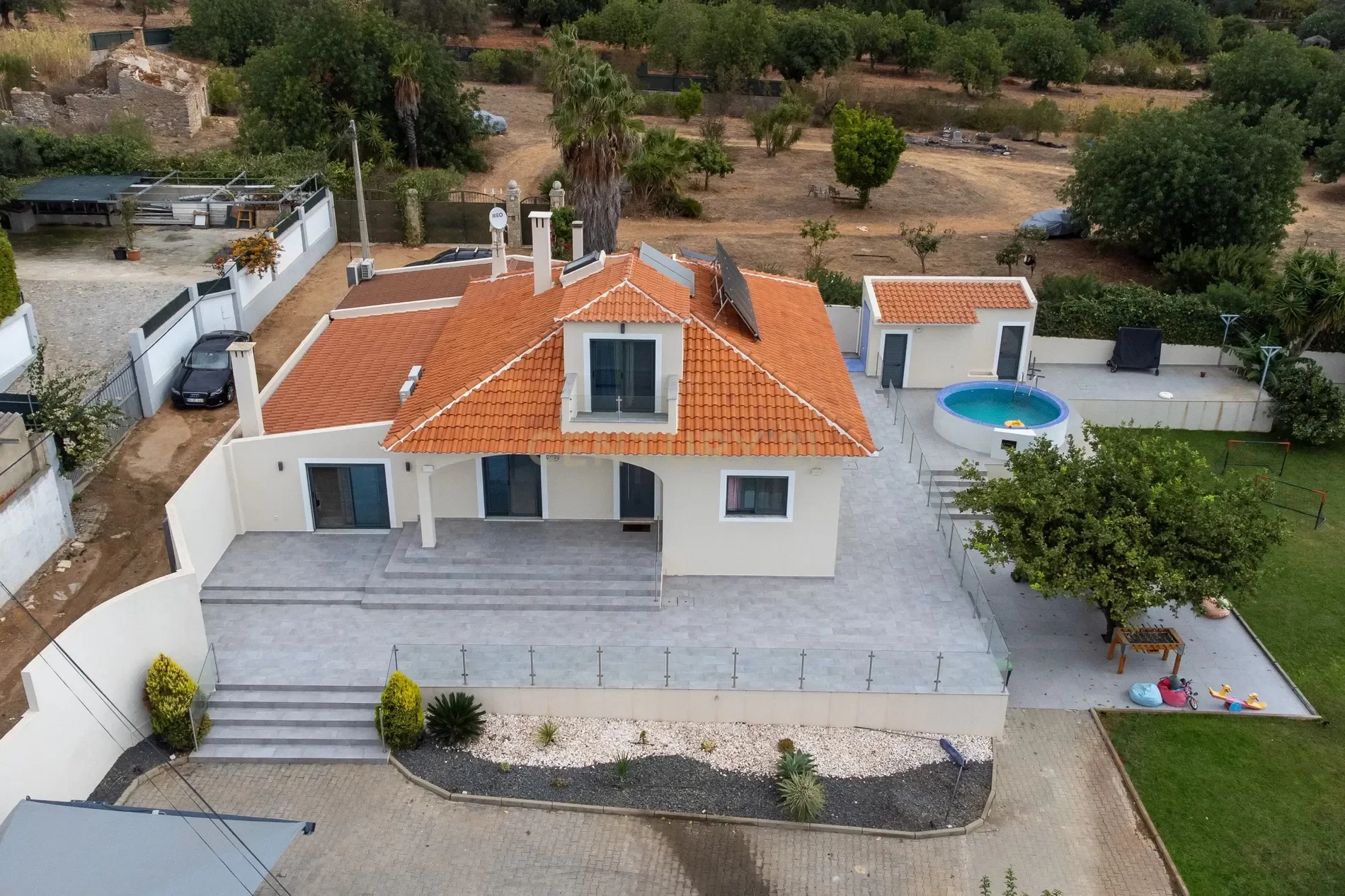 Exterior photo 3