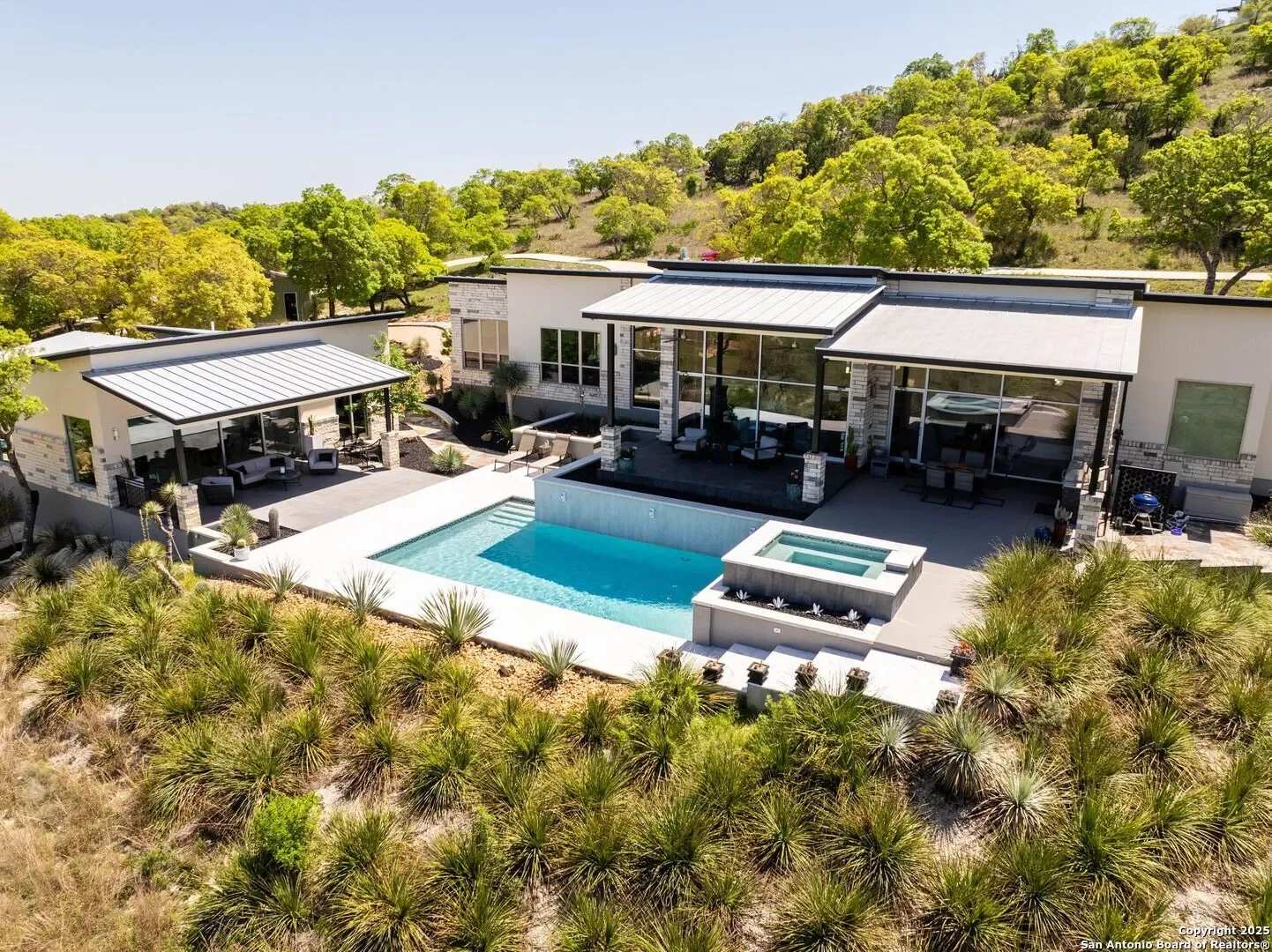 Exterior photo 4