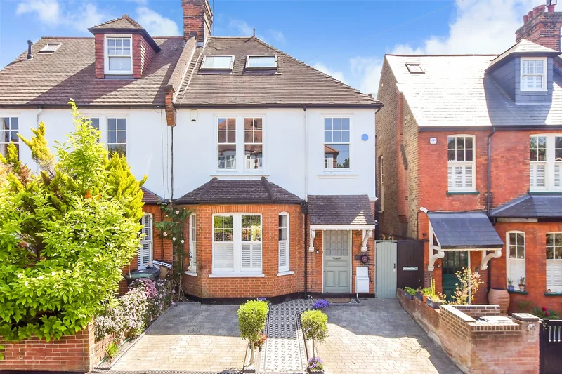 4 bedroom semi detached house for sale in Buckhurst Hill