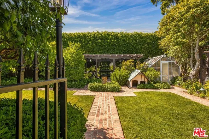 570 S Mapleton Drive, Los Angeles, California, United States. - Photo 15