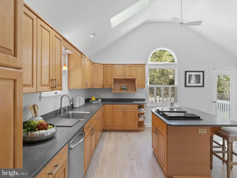 2323 N Burlington Street, Arlington, VA 22207, Arlington, Virginia, United States. - Photo 13
