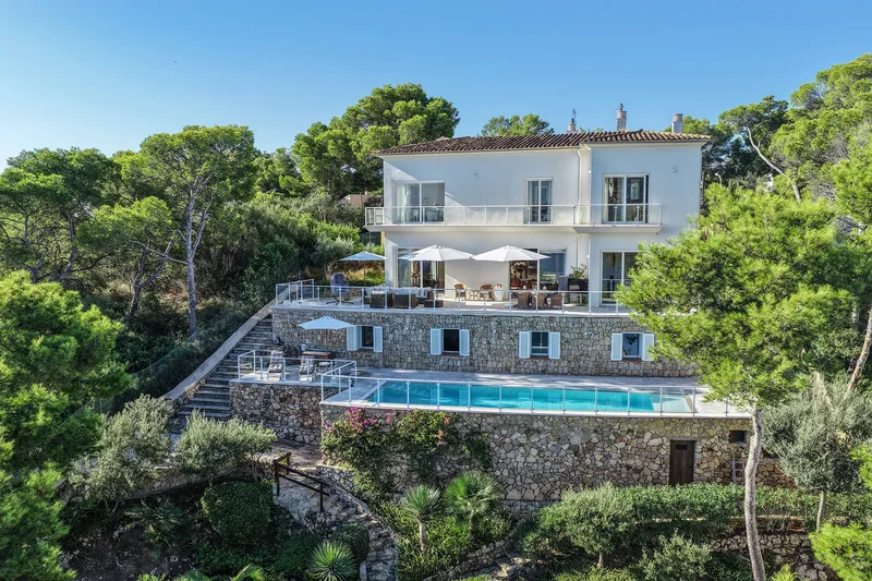 Mediterranean Luxury Villa – Frontline to the Sea in Torrenova