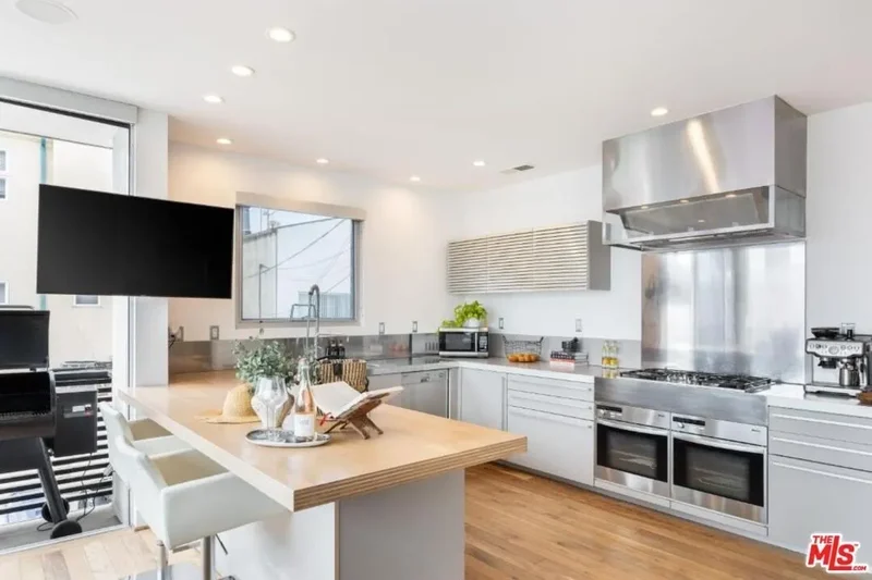 17 N Venice Blvd, Venice, CA, 90291, USA, Los Angeles, California, United States. - Photo 19