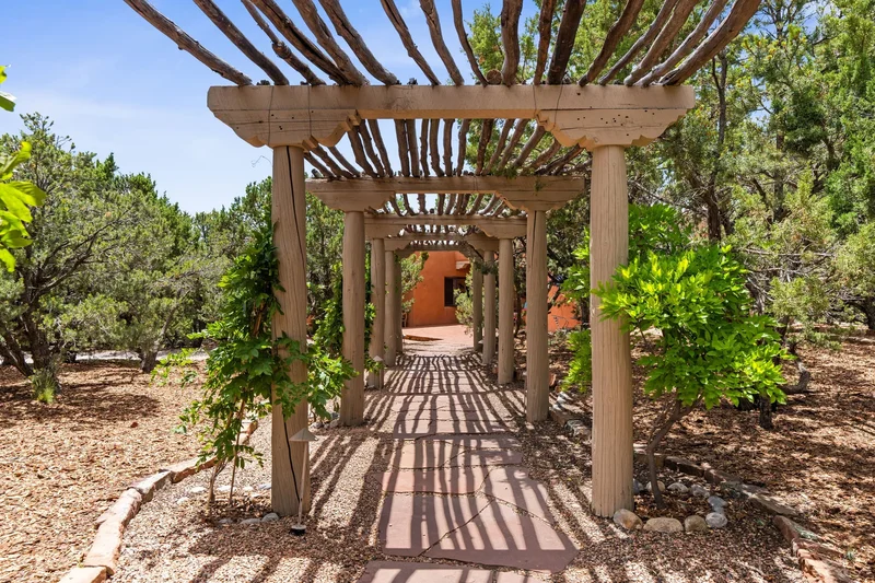 61 Calle San Martin , Santa Fe, NM 87506, Santa Fe, New Mexico, United States. - Photo 45