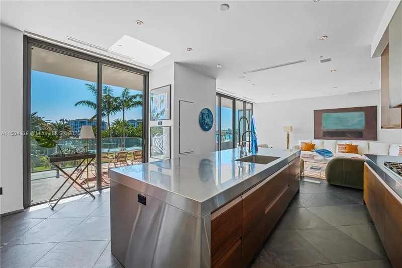 800 S Pointe Dr 502, Miami Beach, Florida, United States. - Photo 36
