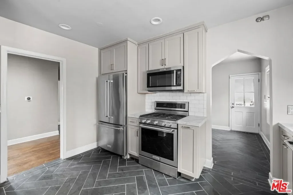 1307 S Rimpau Boulevard, Los Angeles, California, United States. - Photo 16