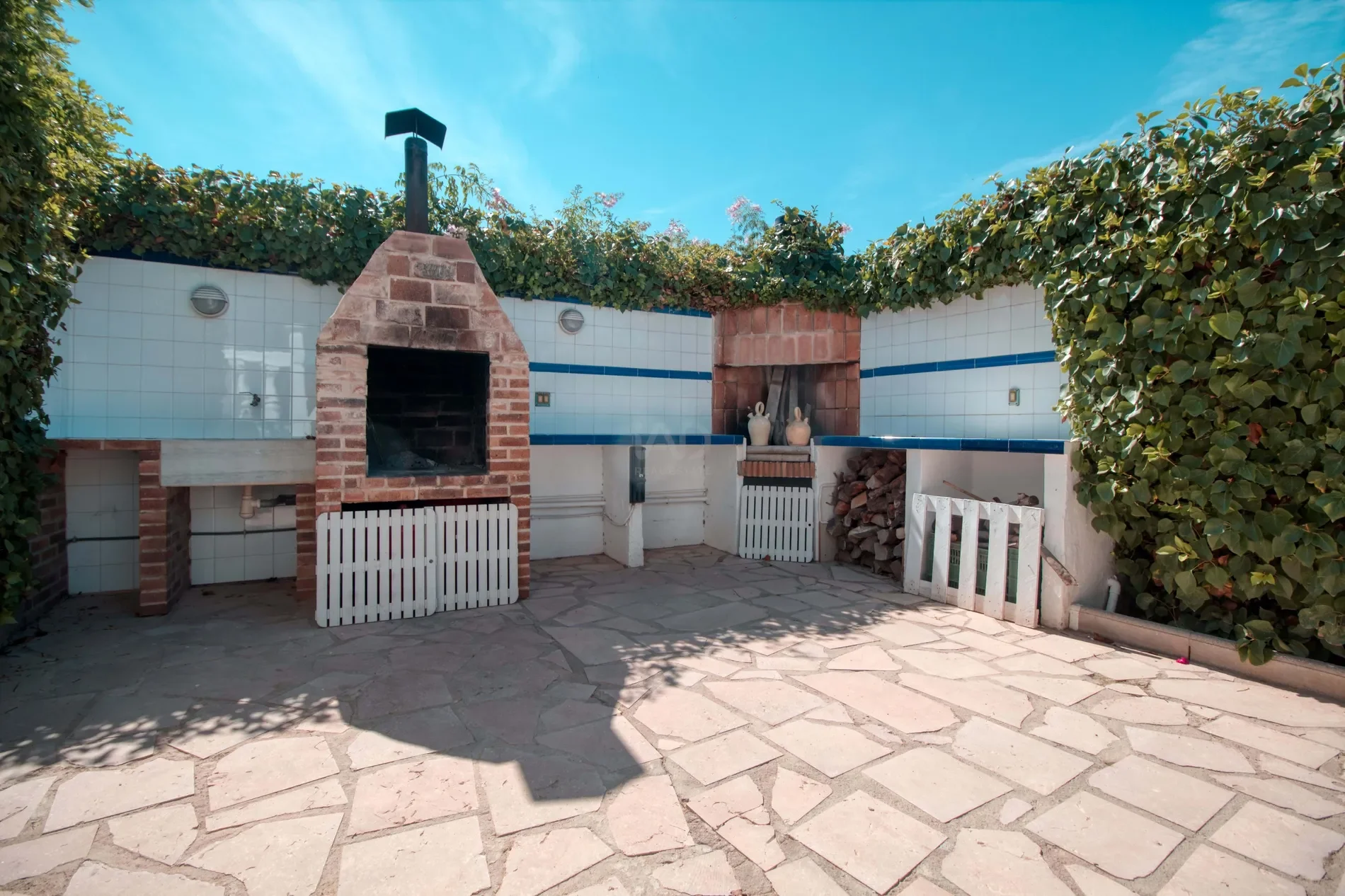 Exterior photo 6