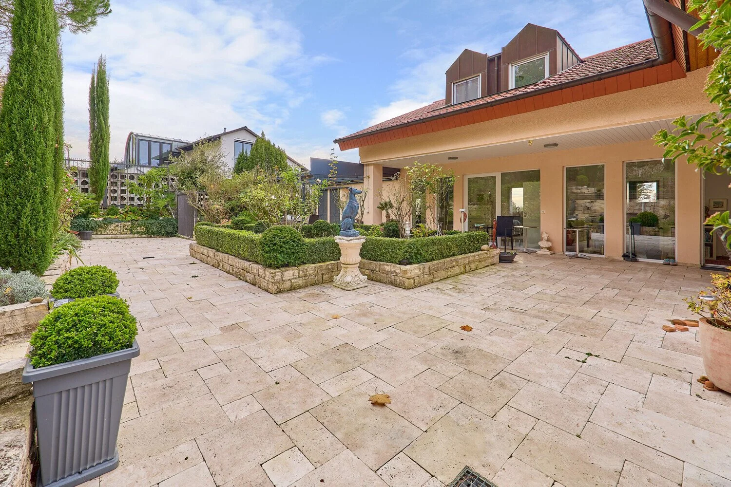 Exterior photo 2