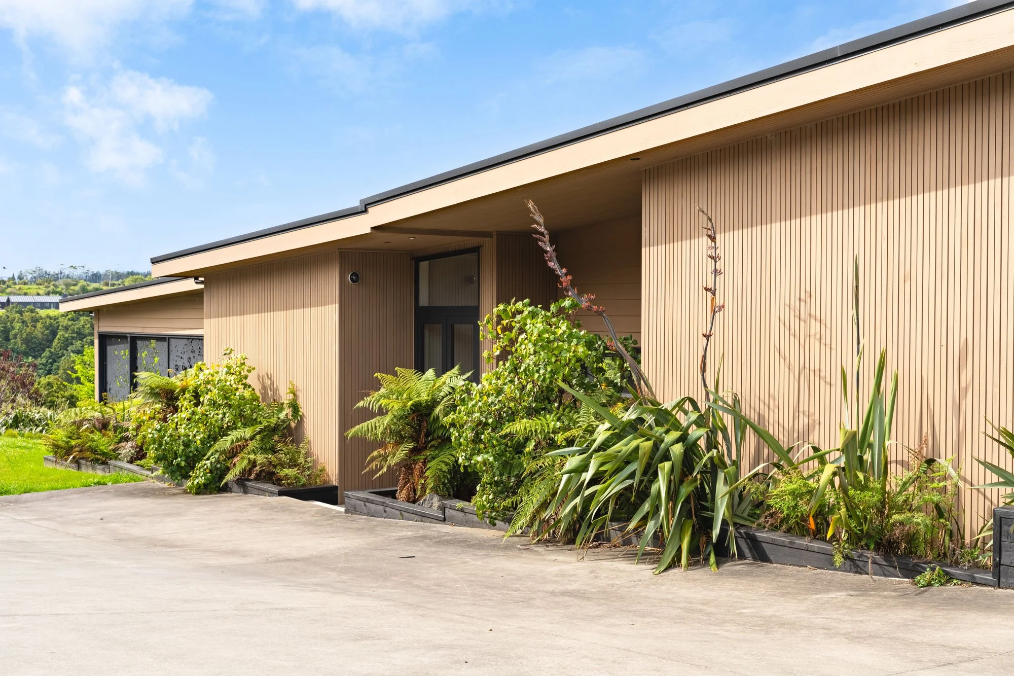 Exterior photo 2