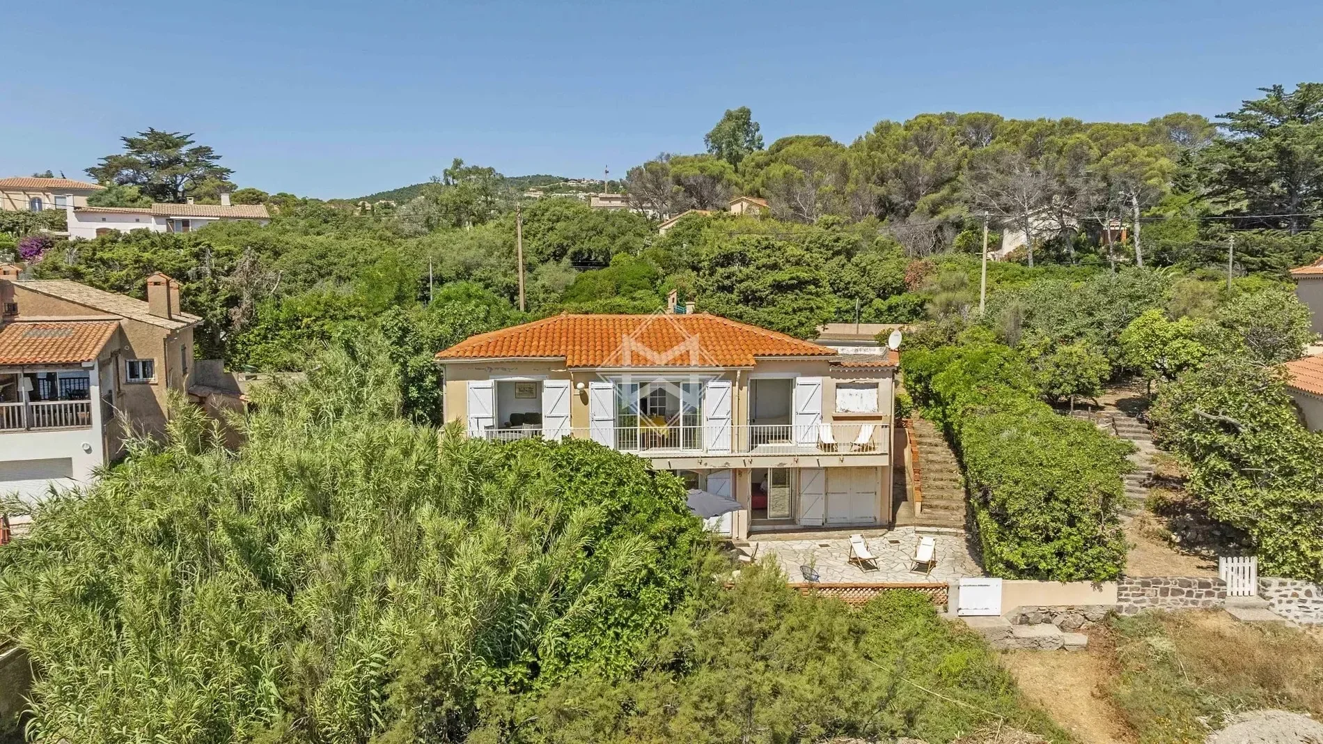 Exterior photo 2