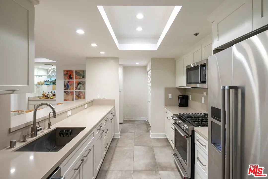 575 S Barrington Ave, Los Angeles, California, United States. - Photo 4