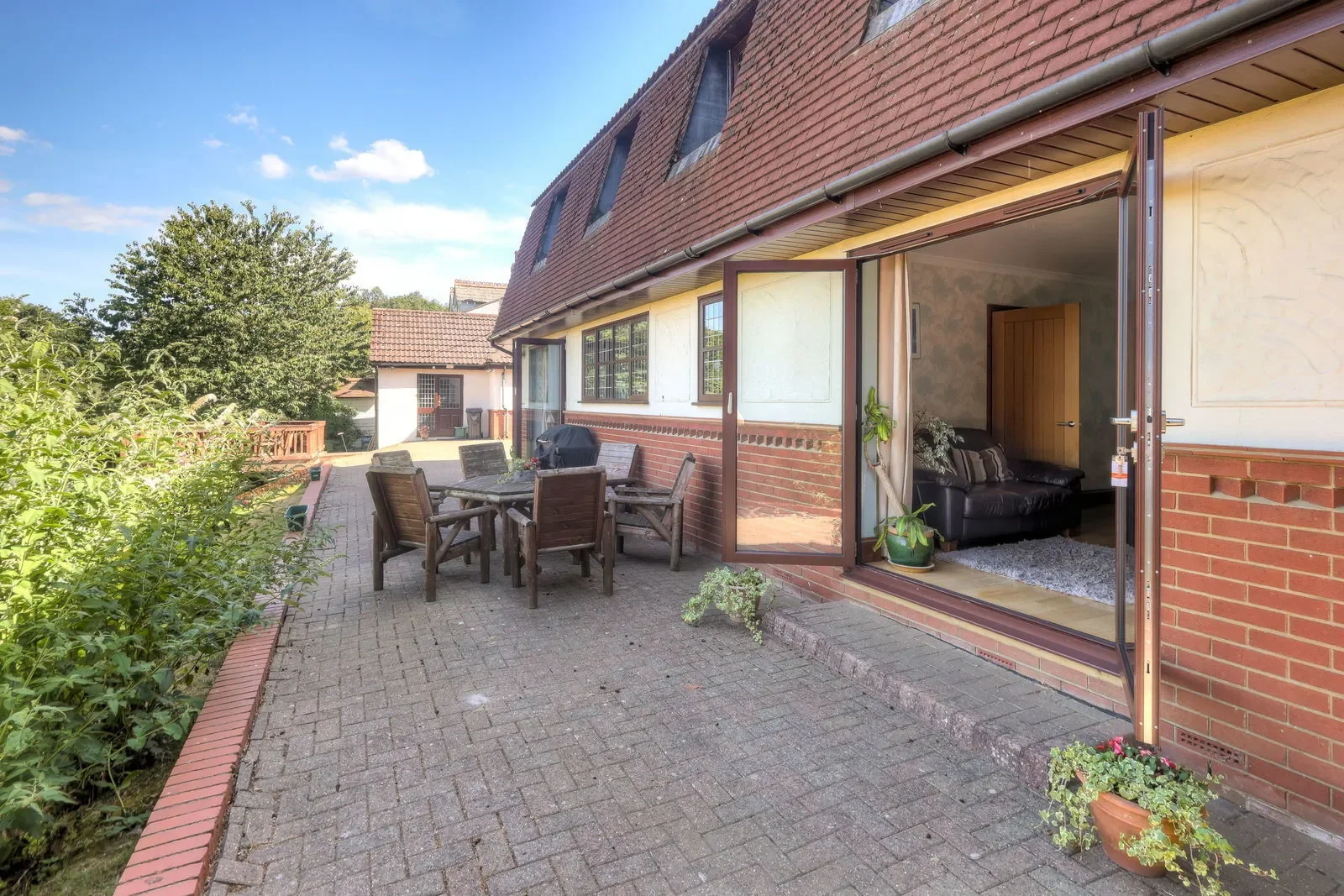 Exterior photo 6