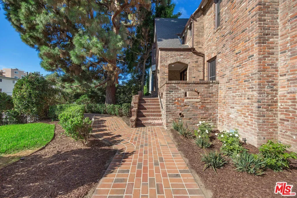 832 S Plymouth Boulevard, Los Angeles, California, United States. - Photo 10