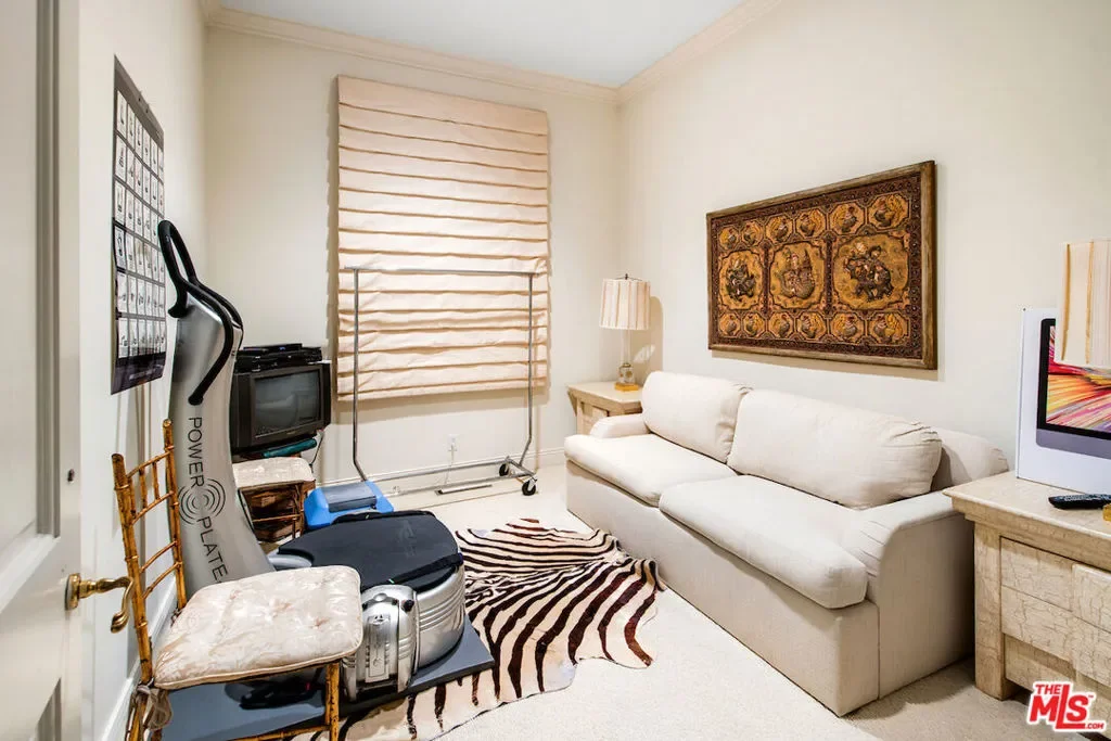 10275 Century Woods Drive, Los Angeles, California, United States. - Photo 32